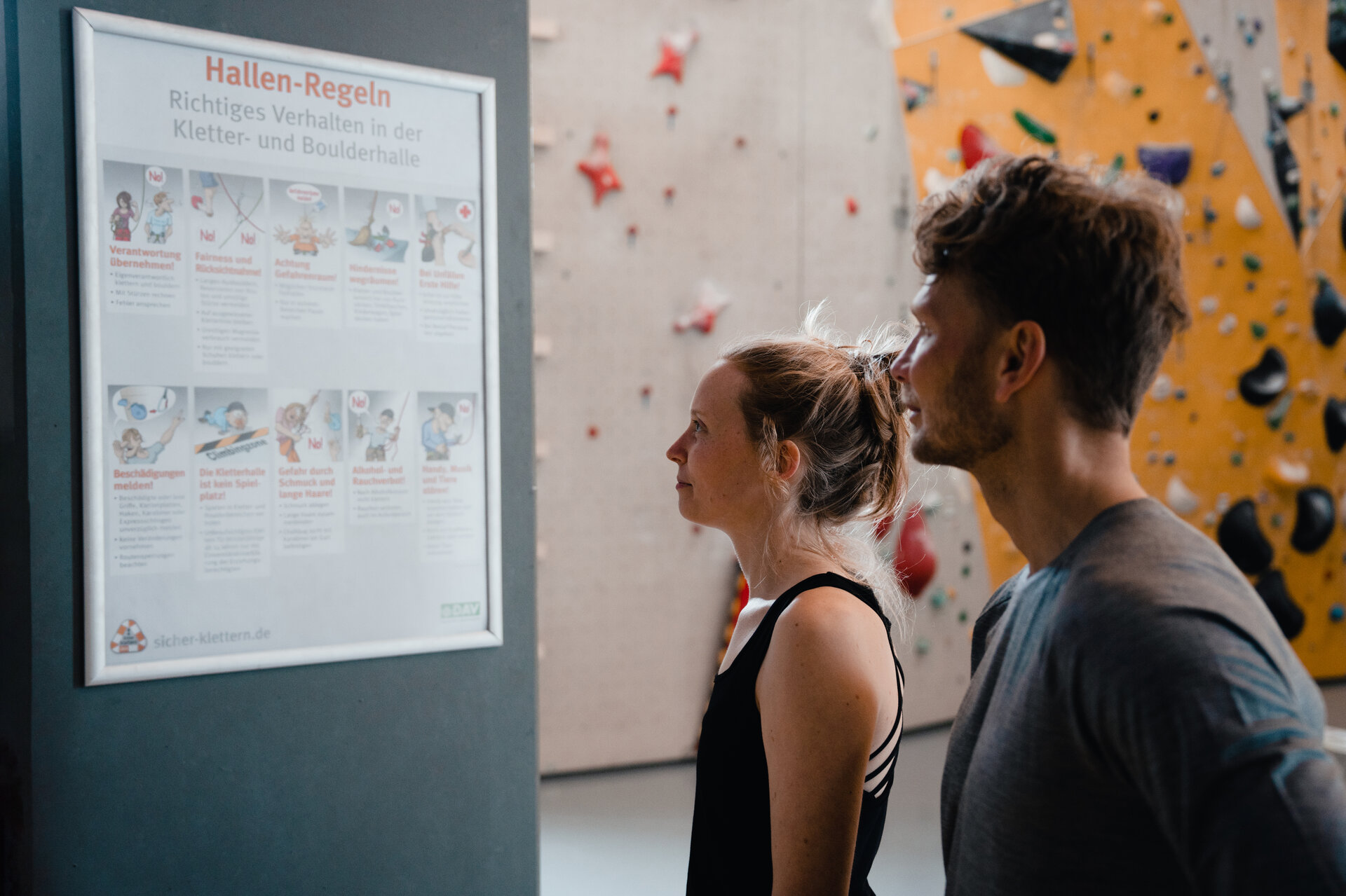 Boulder und Indoor-Klettern ist bei vielen DAV-Sektionen möglich | © DAV/Marisa Koch Zwei Personen checken den Trainingsplan, der an einer Wand hängt | © DAV/Marisa Koch